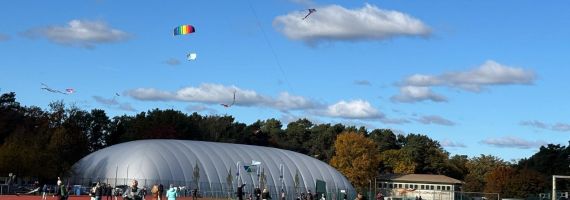 Drachen am Himmel aufsteigend.