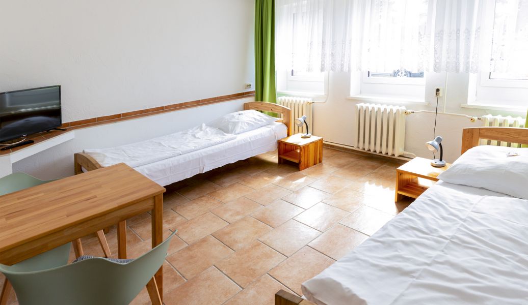 Blick in Zimmer mit Du / WC
