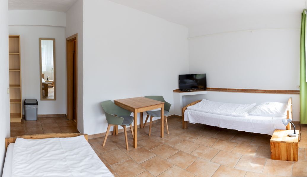 Blick in Zimmer mit Du / WC
