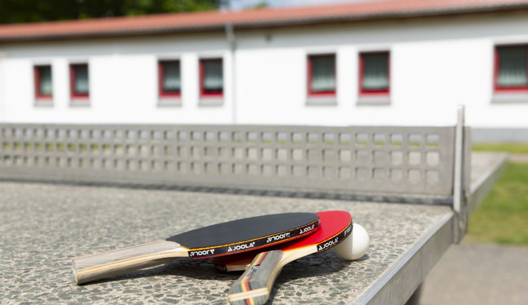 Tischtennisplatte mit Blick auf Gästehaus 11