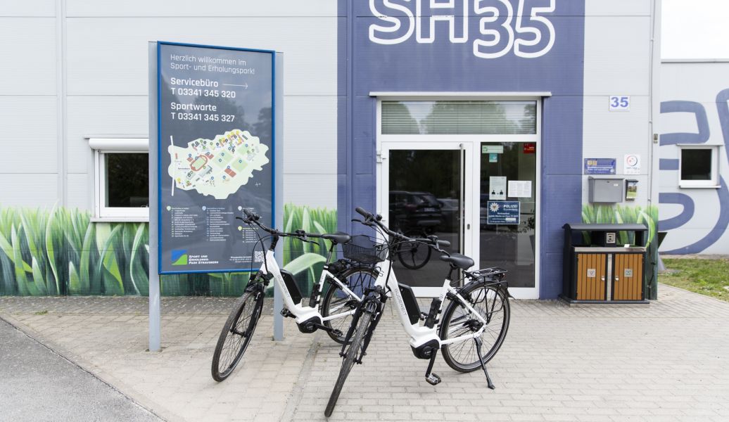 Eingangsbereich Servicebüro mit E-Bikes