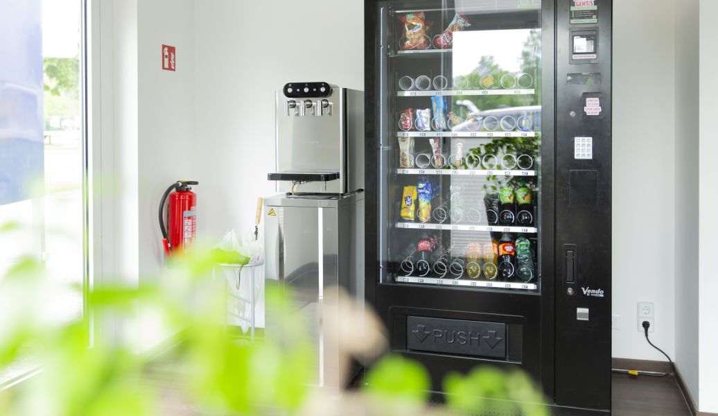 Wasserspender und Snackautomat Eingang SH 35
