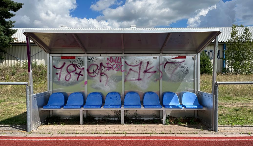 Außwechselbank an Spielfeldrand bei gutem Wetter