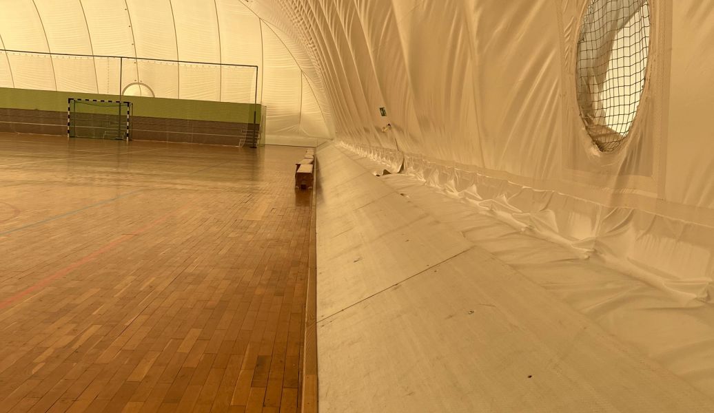 Seitenbanden in einer hellen Traglufthalle