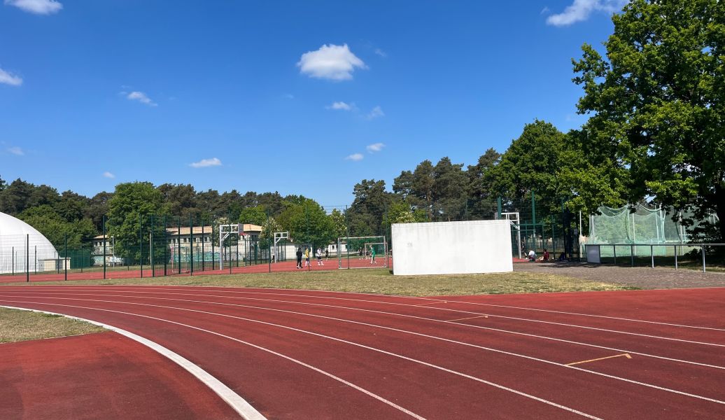 Weißes Haus an Spielfeldrand
