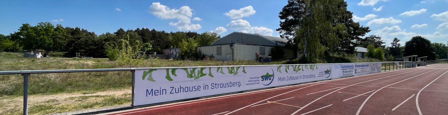 Bunte Bandenwerbung der SWG an Stadionrand