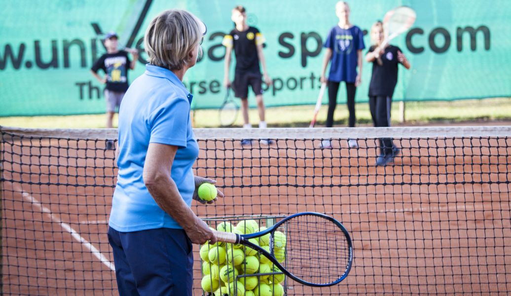 Tennistraining auf dem Tennisplatz im SEP