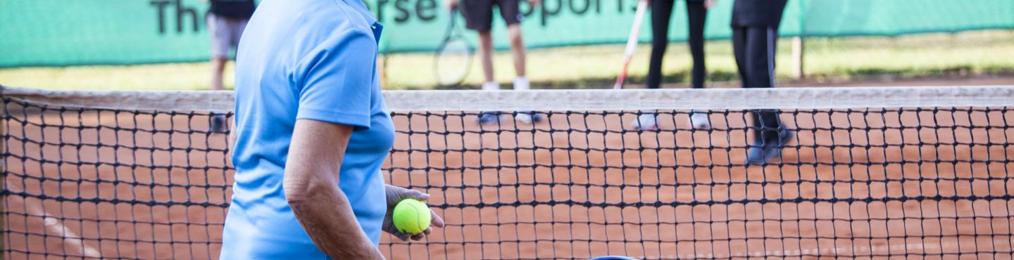Tennistraining auf dem Tennisplatz im SEP