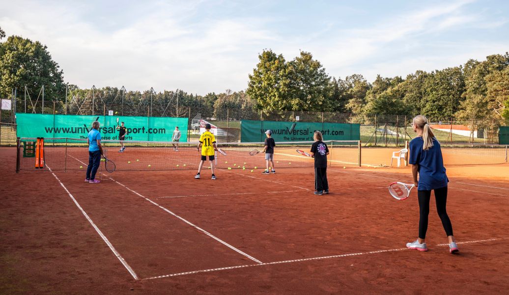 Tennistraining auf dem Tennisplatz im SEP