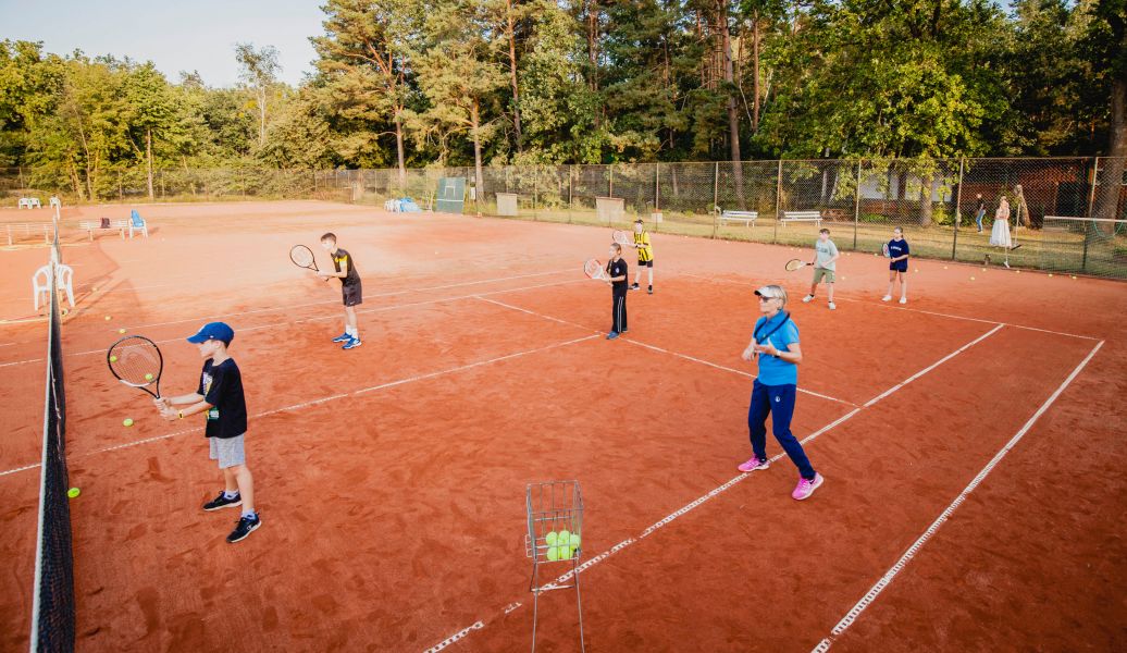 Tennistraining auf dem Tennisplatz im SEP