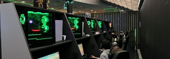 Jugendliche sitzen an PCs und spielen