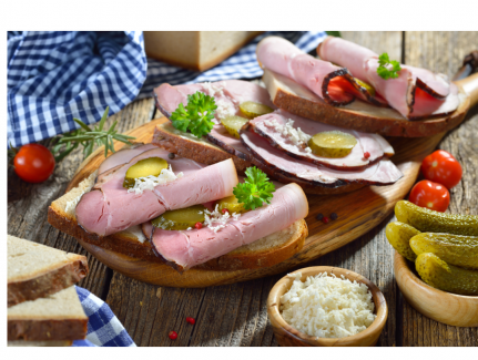 Platte mit belegten Borten