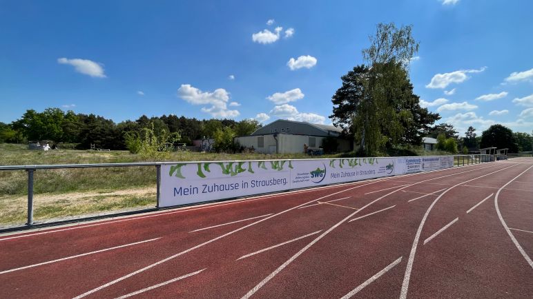 Bunte Bandenwerbung der SWG an Stadionrand