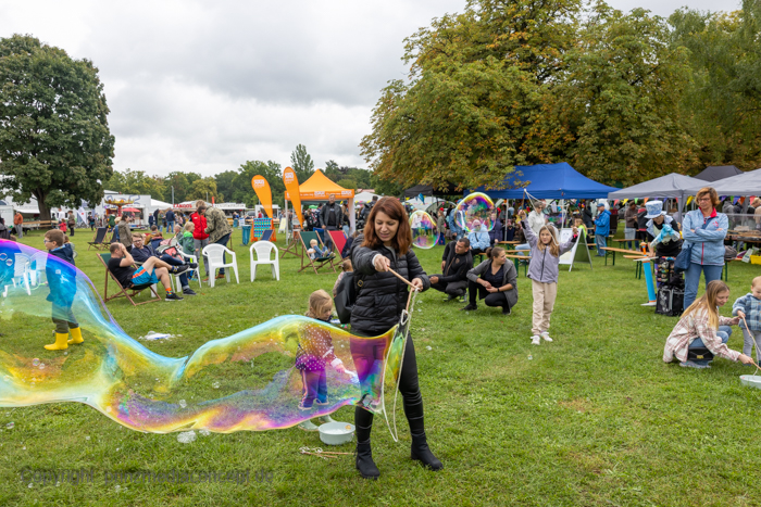 Festwiese und Seifenblasen am Tag des Kindes 2025