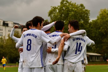 Fußballer des SV Empor Berlin stehen im Kreis auf dem Fußballplatz